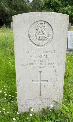 Pte Neale's headstone in Ledbury Cemetery.